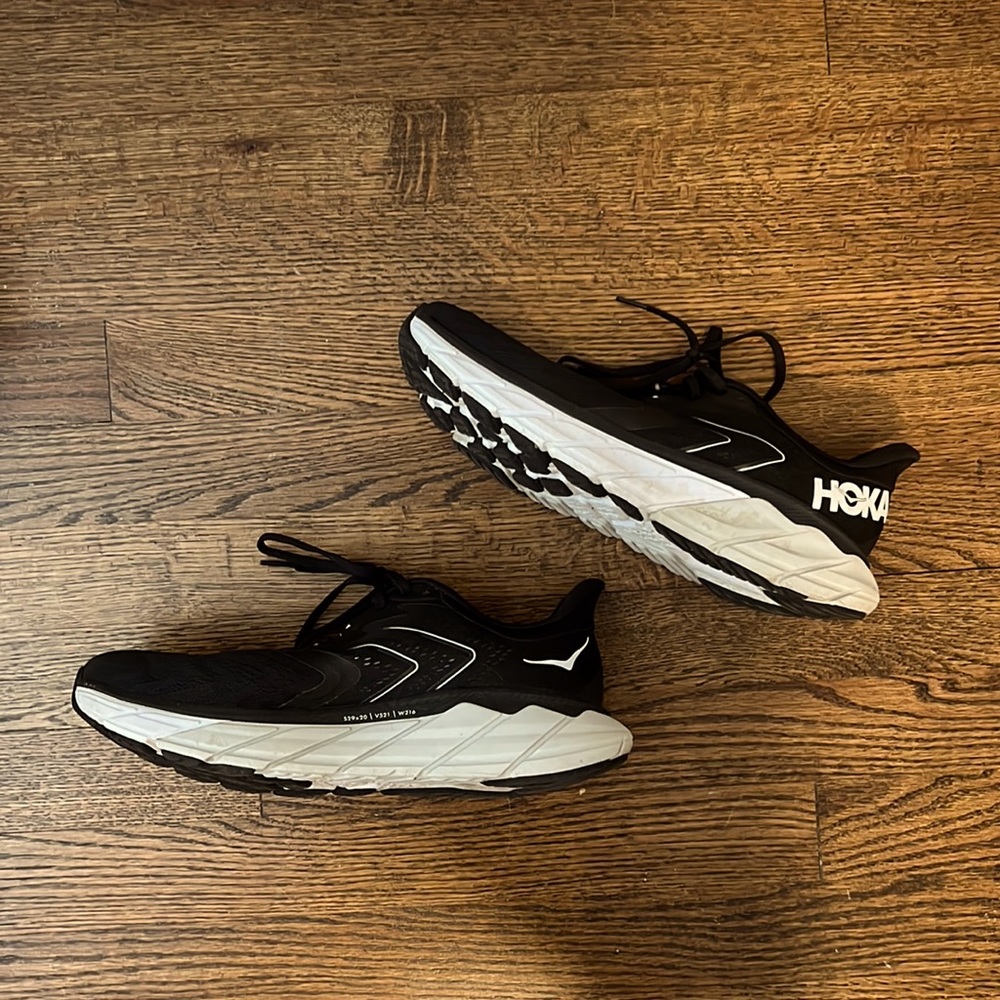 Hoka One One Women’s Arahi 5 Sneakers